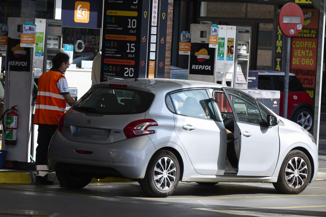 Archivo - Un coche repostando en una gasolinera