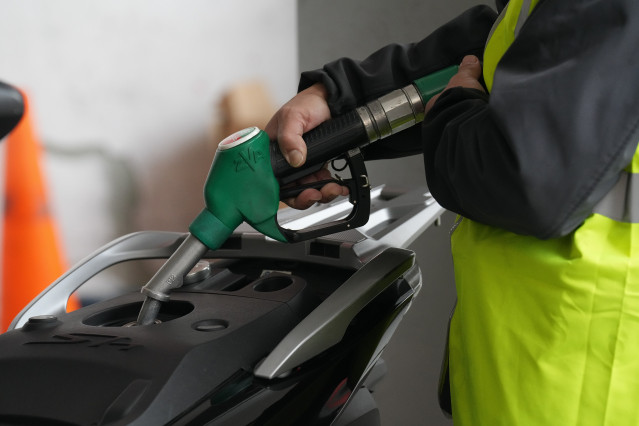 Archivo - Una persona echa combustible, a 4 de marzo de 2026, en Barcelona, Catalunya (España). El repunte del precio del petróleo (crudo Brent) tras la escalada de tensión y nuevos ataques en Oriente Próximo está trasladándose a los carburantes. Las esti