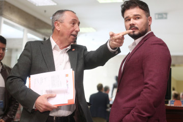 Archivo - El diputado de Compromís, Joan Baldoví (i), junto al portavoz de ERC en el Congreso, Gabriel Rufián (d)