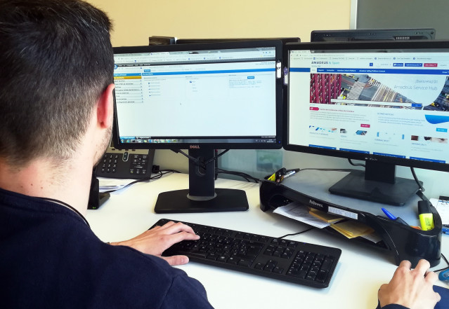 Archivo - Agente de viajes utilizando la plataforma de Amadeus.