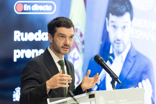 El ministro de Derechos Sociales, Consumo y Agenda 2030, Pablo Bustinduy, comparece ante los medios, en la sede del Ministerio