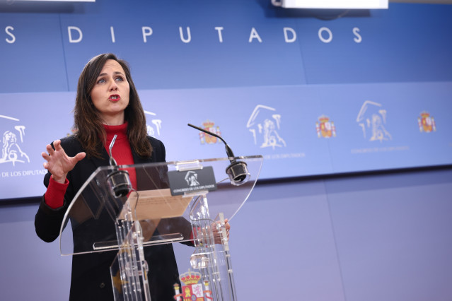 La secretaria general de Podemos, Ione Belarra, durante una rueda de prensa en el Congreso, a 14 de abril de 2026, en Madrid (España).