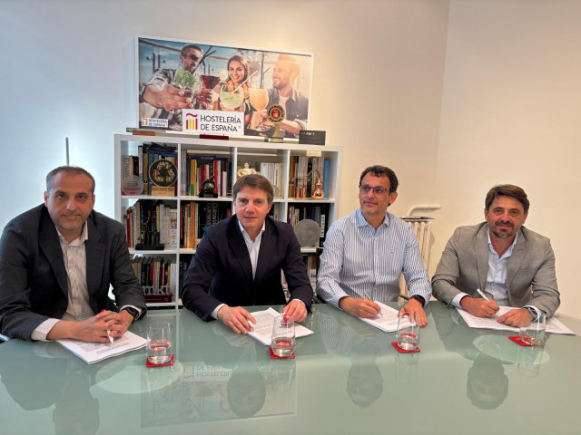 Hosteleros, hoteleros y sindicatos pactan la reforma del convenio estatal para modernizar el sector