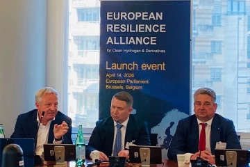 El consejero delegado de Moeve, Maarten Wetselaar, el consejero delegado de Gasgrid Finland, Olli Sipilä, y el consejero delegado de thyssenkrupp AG, Miguel López durante la presentación de la 'Eur