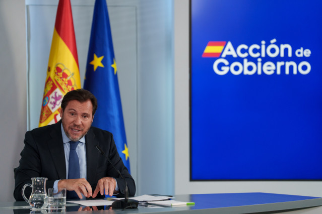El ministro de Transportes y Movilidad Sostenible, Óscar Puente, durante la rueda de prensa tras el consejo de Ministros, a 14 de abril de 2026