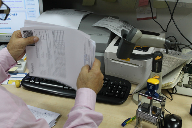 Archivo - FUNCIONARIO, OFICINA, TRABAJADOR,