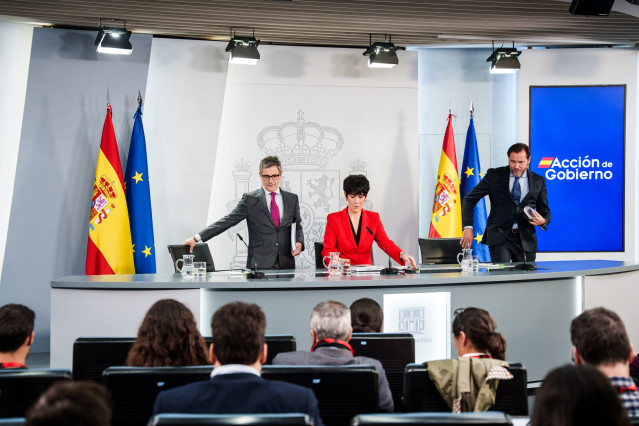 La ministra de Inclusión, Seguridad Social y Migraciones, Elma Saiz, el  ministro de la Presidencia, Justicia y Relaciones con las Cortes, Félix Bolaños, y el ministro de Transportes y Movilidad Sostenible, Óscar Puente