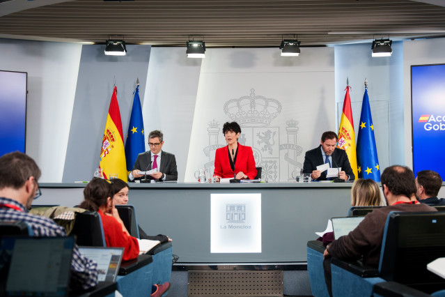 La ministra de Inclusión, Seguridad Social y Migraciones, Elma Saiz, el  ministro de la Presidencia, Justicia y Relaciones con las Cortes, Félix Bolaños, y el ministro de Transportes y Movilidad Sostenible, Óscar Puente