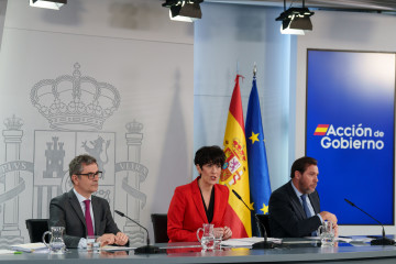 La ministra de Inclusión, Seguridad Social y Migraciones, Elma Saiz, el  ministro de Justicia, Félix Bolaños, y el ministro de Transportes, Óscar Puente,  en la rueda de prensa tras el Consejo de 