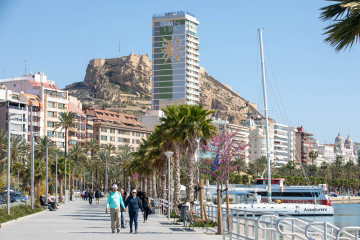 Turistas pasean por el centro de la ciudad, a 26 de marzo de 2026, en Alicante, Comunidad Valenciana (España). .