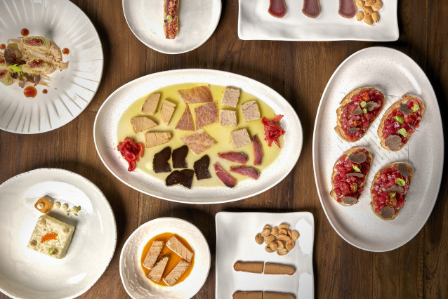 Mesa con platos de atún de El Campero Madrid