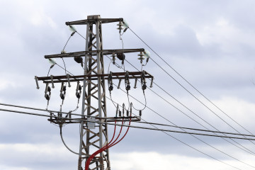Archivo - Un poste eléctrico, a 14 de marzo de 2025, en Madrid (España).
