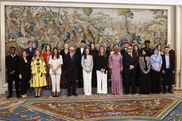 La Reina Letizia recibe en el Palacio de La Zarzuela a una representación de la Agencia de las Naciones Unidas para los Refugiados (ACNUR) con motivo del 75º aniversario de la organización, a 14 de abril de 2026, en Madrid (España).