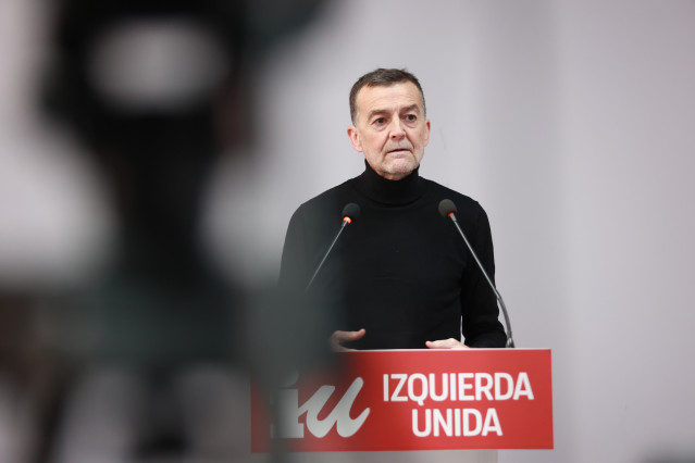 Archivo - El coordinador federal de IU, Antonio Maíllo, atiende a los medios de comunicación en una rueda de prensa celebrada en la sede de su formación en Andalucía.