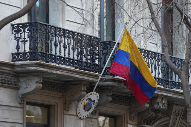 Archivo - Bandera de Colombia en el consulado que el país tiene en Barcelona (España), a 30 de enero de 2026.