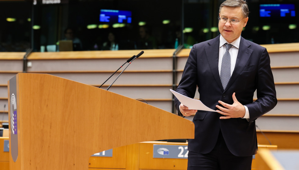 El comisario de Economía, Valdis Dombrovskis, interviene en un debate de la  sesión plenaria del Parlamento Europeo celebrada en Bruselas.