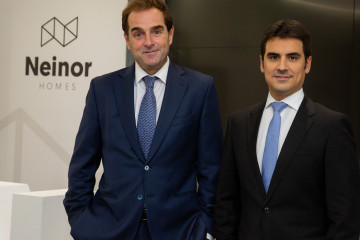 Archivo - Borja García-Egotxeaga, CEO de Neinor Homes y de Aedas Homes y Jordi Argemí, presidente de Aedas Homes