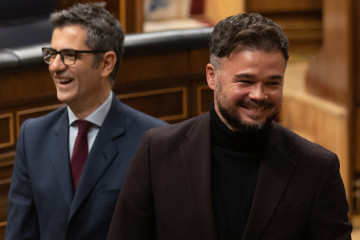 Archivo - El portavoz de ERC en el Congreso de los Diputados, Gabriel Rufián (i) y el ministro de la Presidencia, Relaciones con las Cortes y Memoria Democrática, Félix Bolaños (d), durante una se