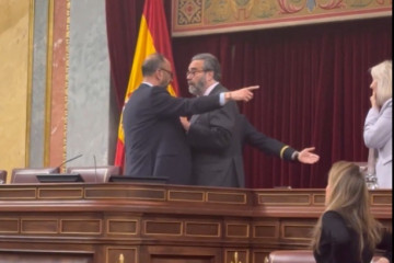 Imagen captada por el diputado socialista Víctor Gutiérrez del enfrentamiento entre José María Sánchez, de Vox, y el vicepresidente del Congreso,  Alfonso Rodríguez y Gómez de Celis