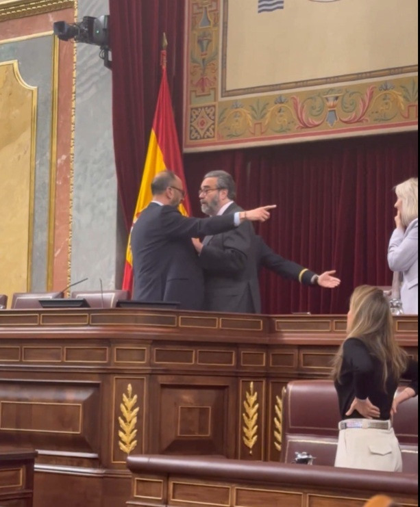 Imagen captada por el diputado socialista Víctor Gutiérrez del enfrentamiento entre José María Sánchez, de Vox, y el vicepresidente del Congreso,  Alfonso Rodríguez y Gómez de Celis