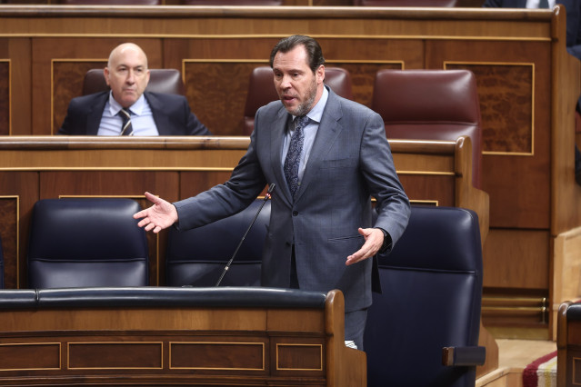 El ministro de Transportes y Movilidad Sostenible, Óscar Puente, interviene durante una sesión de control al Gobierno, en el Congreso, a 25 de marzo de 2026, en Madrid (España).