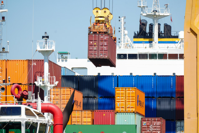 Archivo - Porta contenedores en el Puerto de Huelva, A 21 de mayo de 2025 en Huelva, Andalucía (España). El Puerto de Huelva ha acogido el ejercicio de seguridad marítima Marsec-25, organizado por la Armada en colaboración con la Guardia Civil. La maniobr