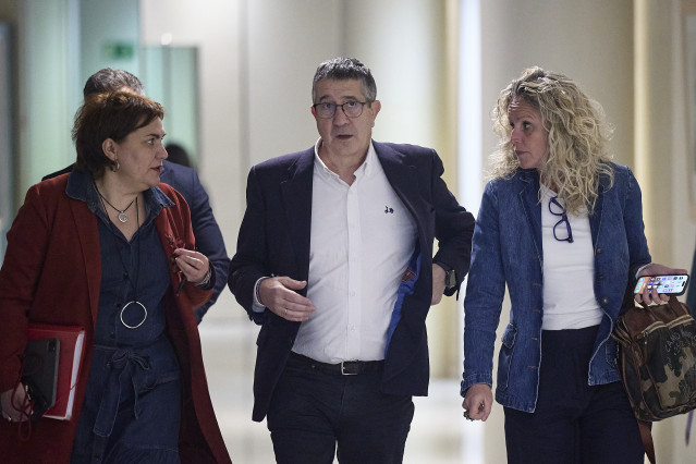 El portavoz del PSOE en el Congreso, Patxi López (c), a su llegada a una rueda de prensa, en el Congreso