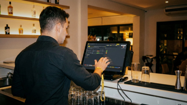 Camarero haciendo reserva en un restaurante