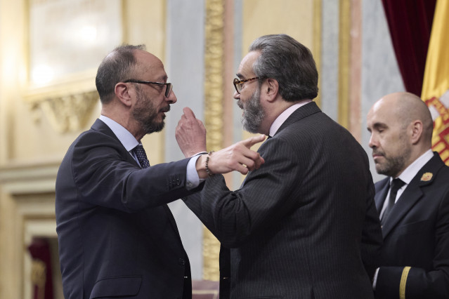 El vicepresidente primero del Congreso, Alfonso Rodríguez de Celis (i), y el diputado de Vox Carlos Flores Juberías (d), durante el pleno en el Congreso de los Diputados
