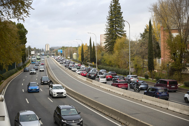 Archivo - Tráfico durante la operación salida por el puente de la Constitución en la carretera A6, a 5 de diciembre de 2025, en Madrid (España).