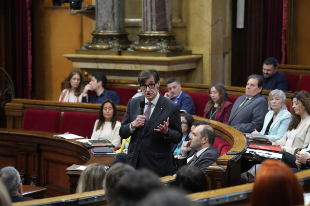 El president de la Generalitat de Catalunya, Salvador Illa, durante un pleno en el Parlament de Catalunya, a 15 de abril de 2026, en Barcelona, Catalunya (España). Sesión ordinaria del pleno del Parlament, centrada en la sesión de control con preguntas al