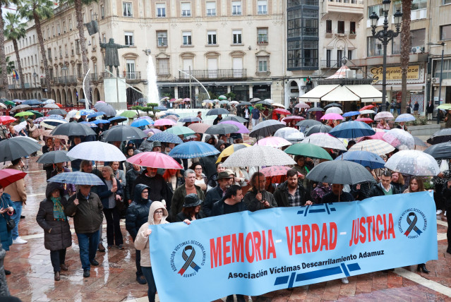 Imágenes de la marcha convocada por la Asociación Víctimas del Descarrilamiento de Adamuz el pasado 20 de marzo en Huelva.