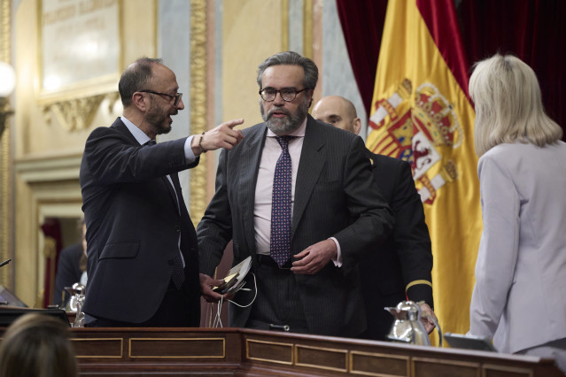 El vicepresidente primero del Congreso, Alfonso Rodríguez de Celis (i), y el diputado de Vox José María Sánchez (d), durante el pleno en el Congreso de los Diputados, a 14 de abril de 2026, en Madrid (España).