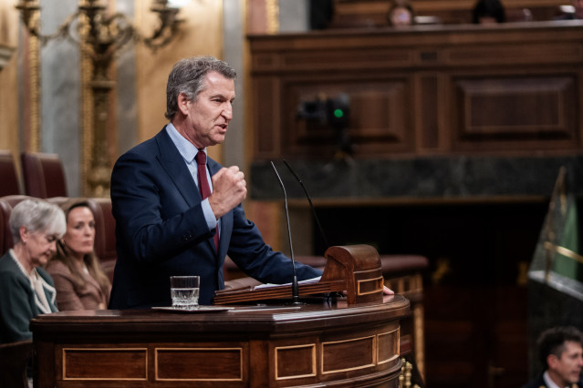 El presidente del Partido Popular, Alberto Núñez Feijóo, interviene durante una sesión de control al Gobierno, en el Congreso, a 25 de marzo de 2026, en Madrid (España).