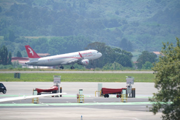 Archivo - Un avión despega en el aeropuerto de Loiu (Bizkaia)