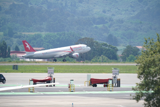 Archivo - Un avión despega en el aeropuerto de Loiu (Bizkaia)