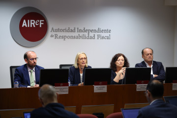 Director de la división de Análisis Presupuestario, Ignacio Fernández-Huertas; presidenta de la AIReF, Inés Olondriz; directora de la división de análisis económico, Esther Gordo: Informe sobre