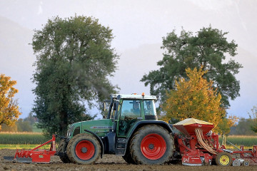 Archivo - Tractor en el campo