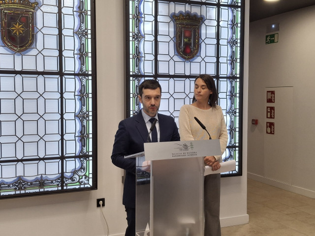 El ministro de Derechos Sociales, Consumo y Agenda 2030, Pablo Bustinduy, junto con la vicepresidenta del Gobierno de Navarra y consejera de Vivienda, Juventud y Políticas Migratorias, Begoña Alfaro.