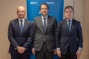 Archivo - El economista jefe de BBVA Research, Miguel Cardoso (en el centro), en la presentación del Informe Situación Canarias de 2025