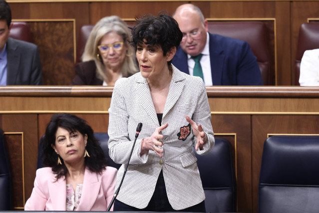 La ministra de Incusión, Elma Saiz, durante un pleno en el Congreso de los Diputados.