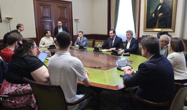 El ministro de Transportes, Óscar Puente, en la reunión con las plataformas de usuarios de tren de Cataluña