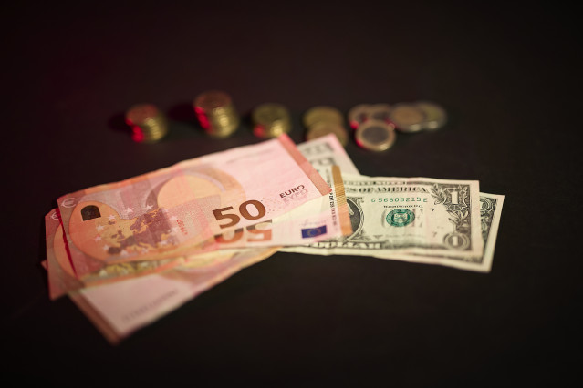 Archivo - Billetes y monedas, a 3 de septiembre de 2025, en Madrid (España).