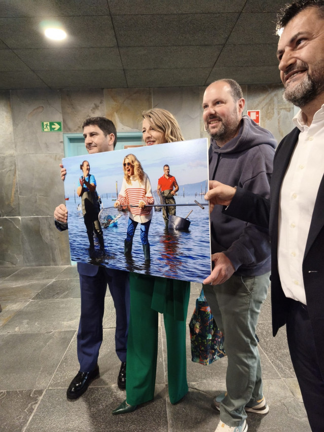 Yolanda Díaz, con su foto mariscando en Vilagarcía