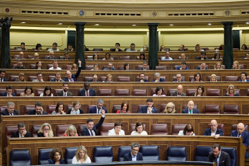 Archivo - Los diputados del Congreso votan una iniciativa durante una sesión plenaria en el Congreso de los Diputados