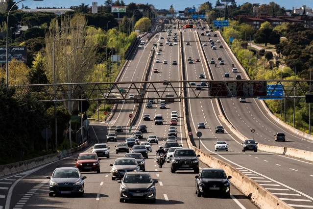Decenas de vehículos en la carretera A6