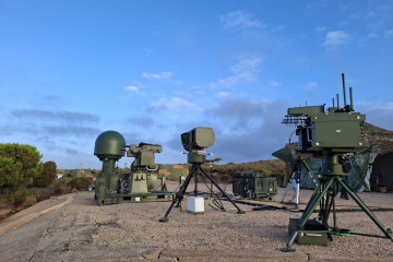 Archivo - Sistemas antidrón de Indra desplegados durante las maniobras 'Atlas 25'