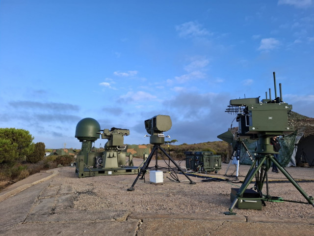 Archivo - Sistemas antidrón de Indra desplegados durante las maniobras 'Atlas 25'