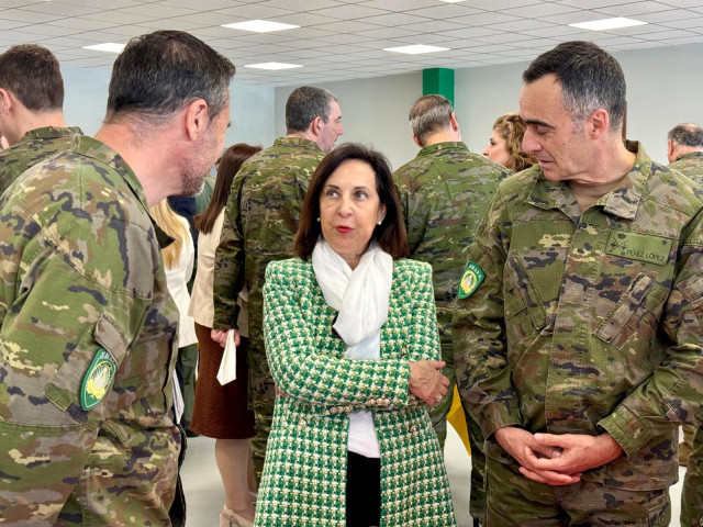 La ministra de Defensa, Margarita Robles, durante su visita este miércoles al contingente español en el Cuartel General Supremo de la OTAN.