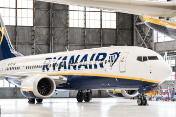 Un avión de Ryanair durante la inauguración del nuevo hangar de mantenimiento de Ryanair, en la Zona industrial de Barajas, a 18 de marzo de 2026, en Madrid (España).